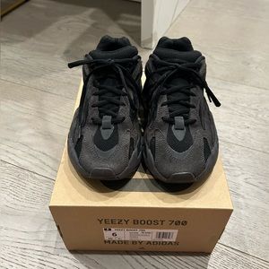 Yeezy Boost 700 Analog Black Size 7 Women’s (size 6 men’s)